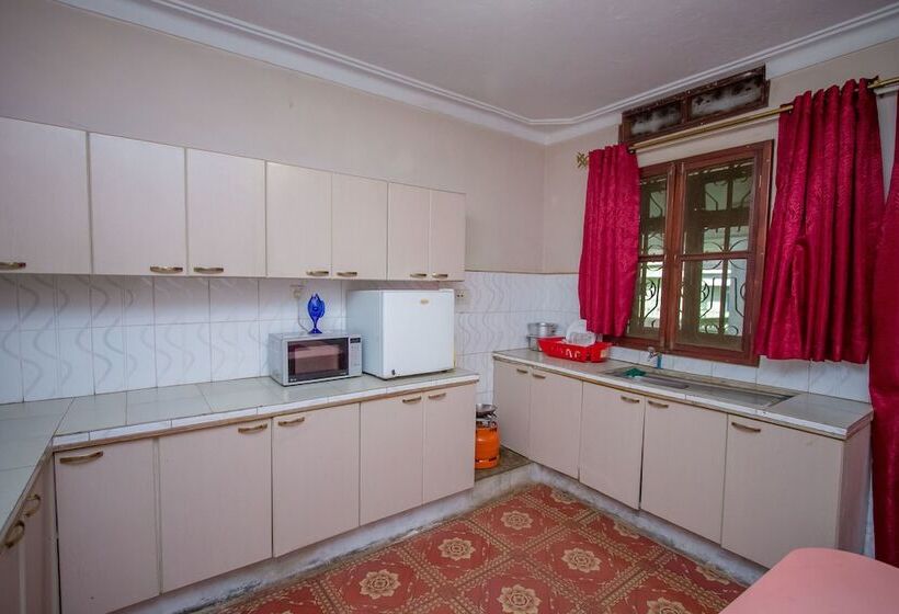 هتل Arch Apartments