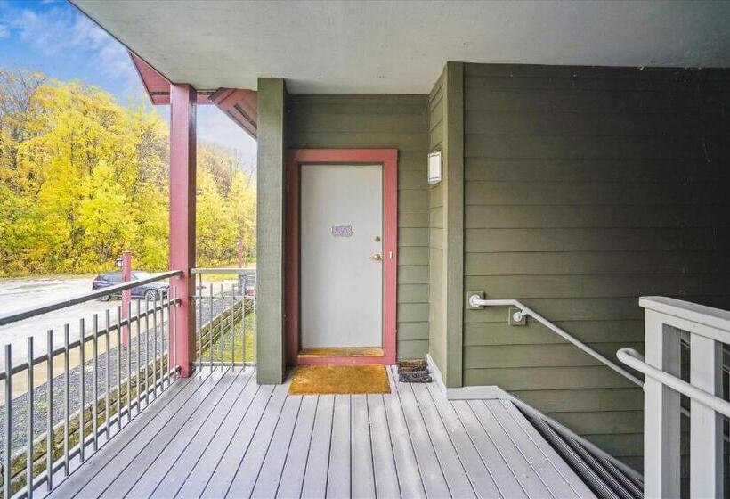 Gorgeous Views, Tastefully Decorated Ski On Ski Off 3 Bedroom Condo, With Sports Center Access Lodge