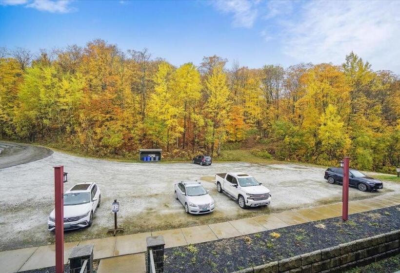 Gorgeous Views, Tastefully Decorated Ski On Ski Off 3 Bedroom Condo, With Sports Center Access Lodge