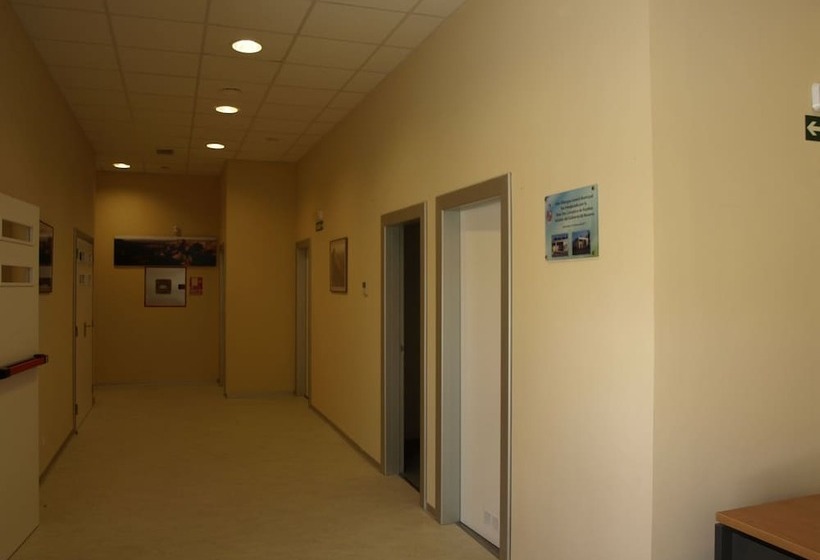 Albergue De Cabanillas   Hostel