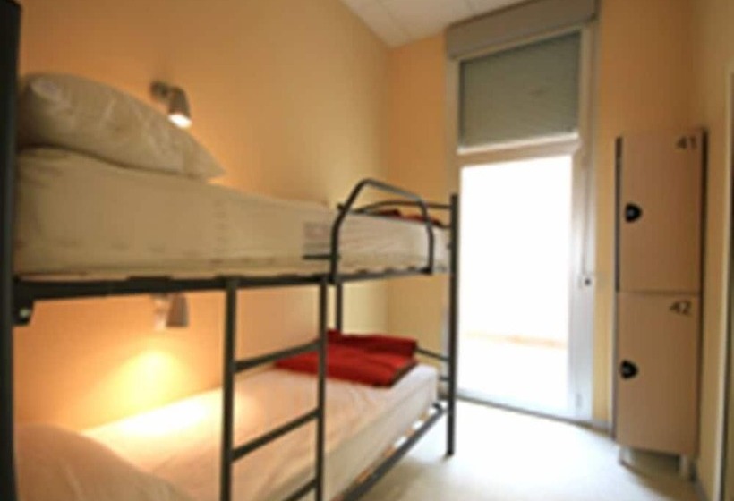 Albergue De Cabanillas   Hostel