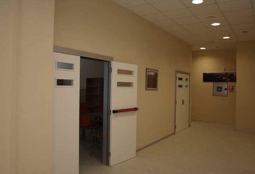 Albergue De Cabanillas   Hostel