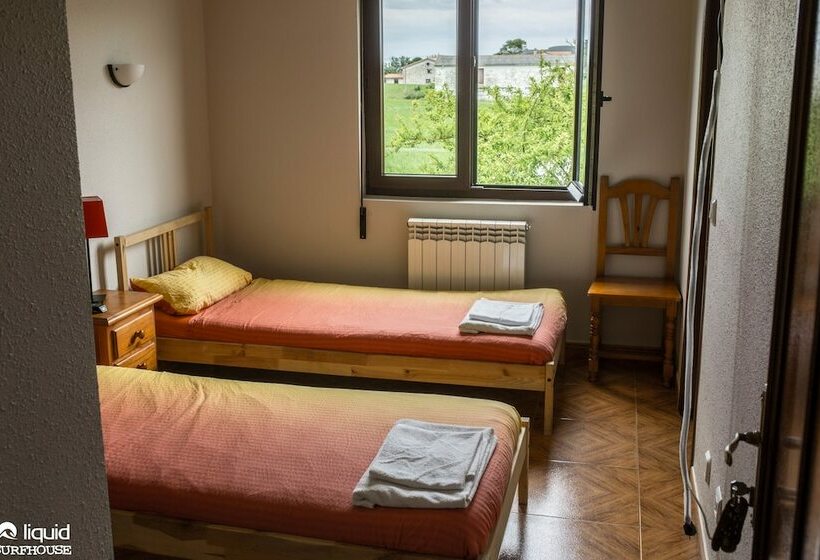 هاستل Liquid Surfhouse