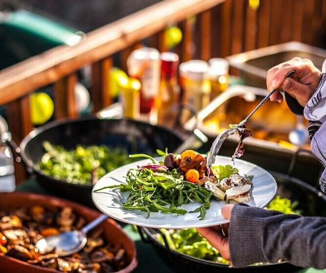 هاستل Liquid Surfhouse