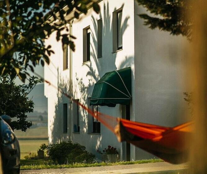 هاستل Liquid Surfhouse