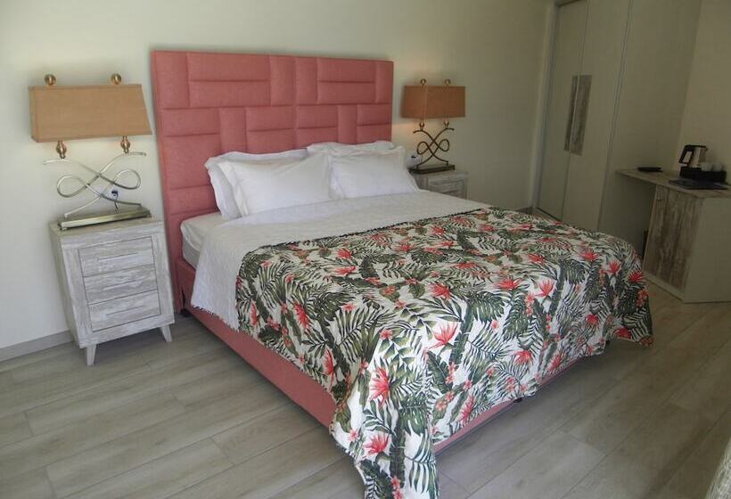 Bed and Breakfast Three Palms   Adults Only