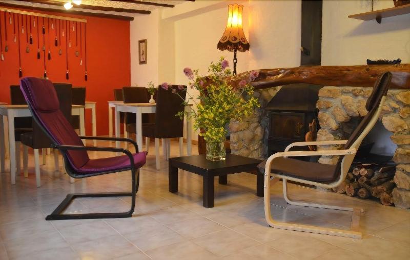 El Almendro Y La Montana