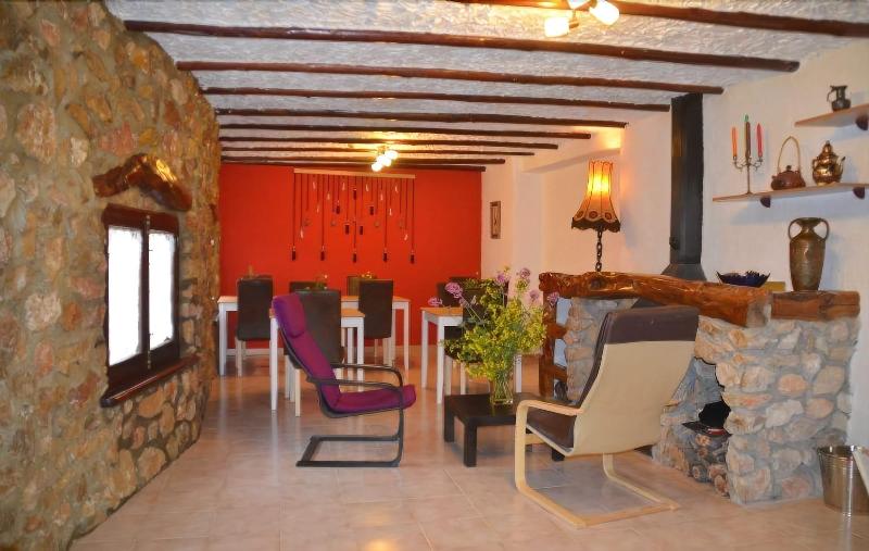 El Almendro Y La Montana