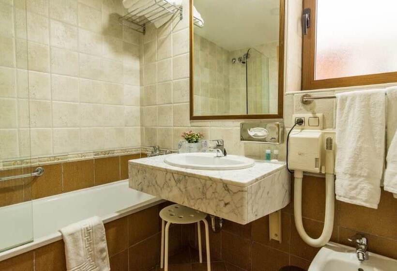 مسافرخانه Antika Snoga