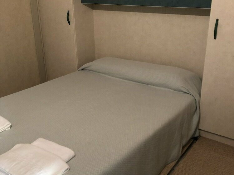 هتل Camping Pico De La Miel