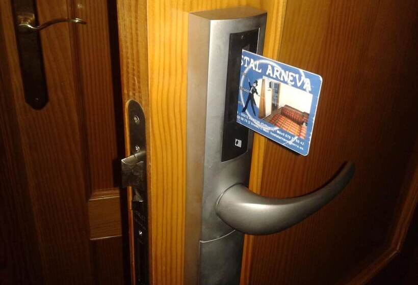 هتل Hostal Arneva Orihuela