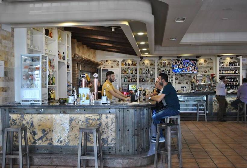 Отель Restaurante Dama De Baza