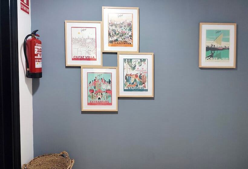 Пансион Flats Friends Plaza De La Reina