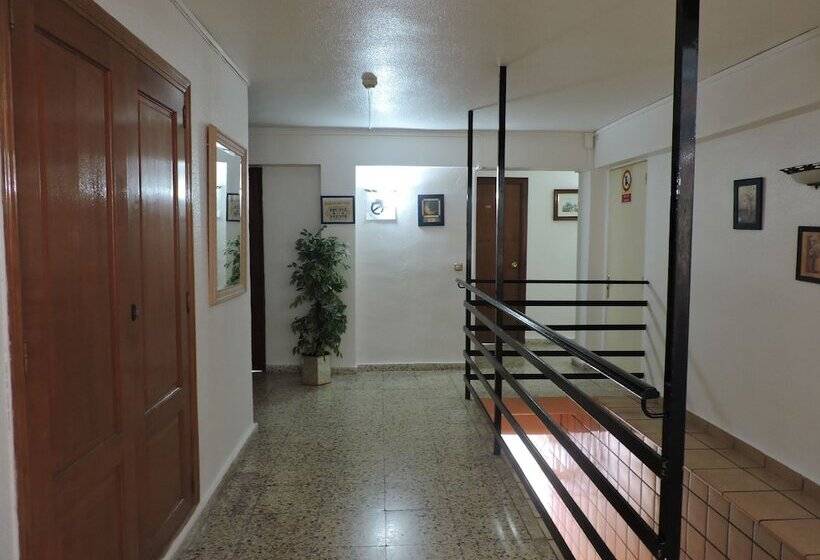 بنسيون Hostal Monreal