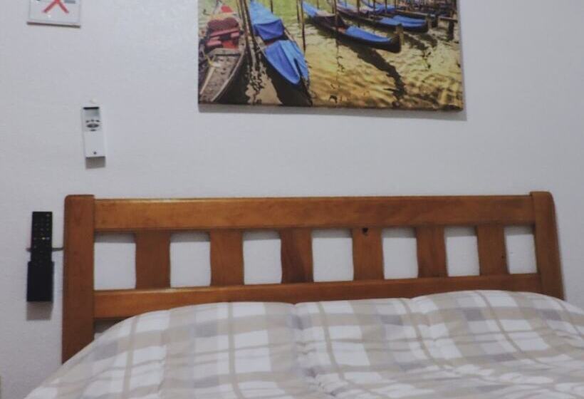 بنسيون Hostal Monreal