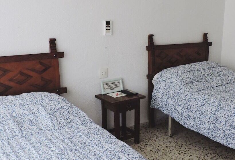 پانسیون Hostal Monreal