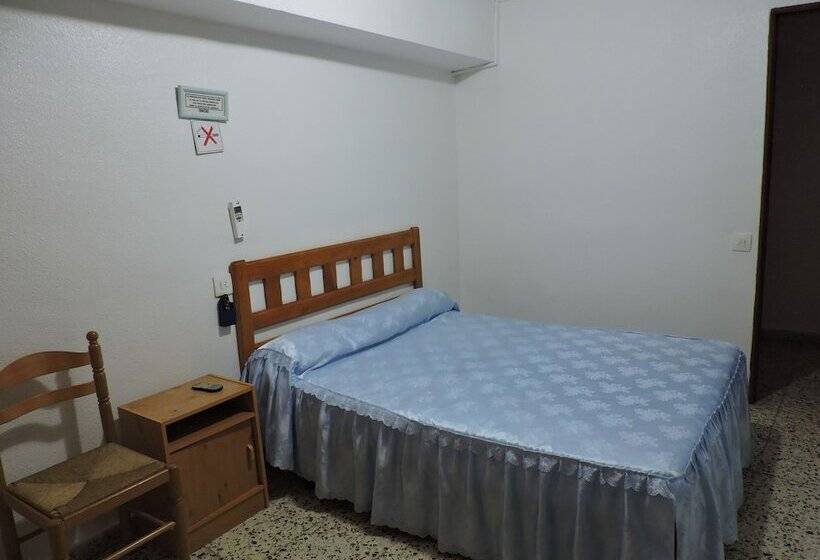 پانسیون Hostal Monreal