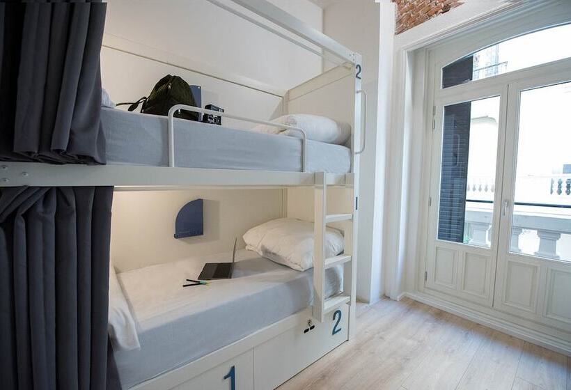 Room00 Gran Vía Hostel