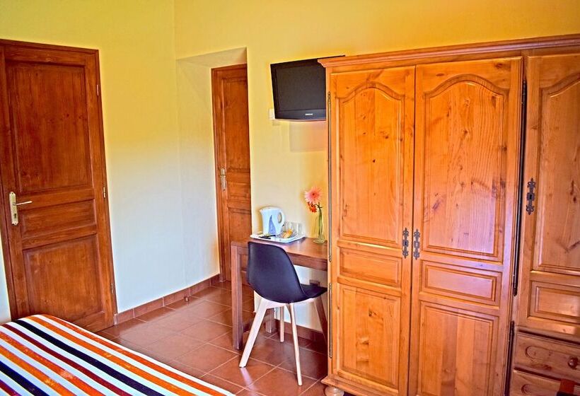 تختخواب و صبحانه Masia Ca La Caputxeta & Golf