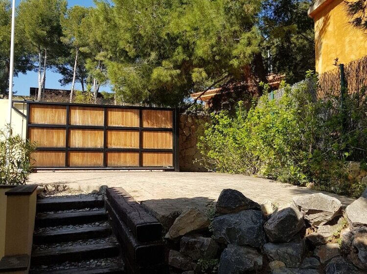 تختخواب و صبحانه Villa Tamarit Guest House