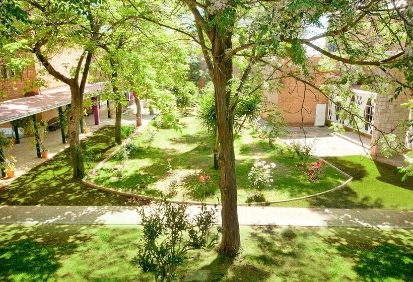 Хостел Lantana Garden