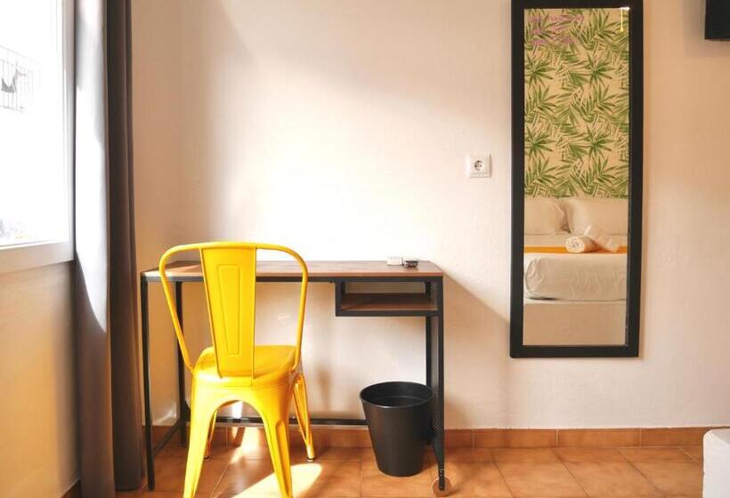 Nanit Rooms Ibiza Hostal