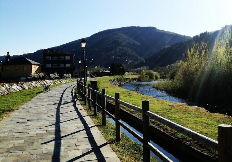 Hostal Restaurante La Charola