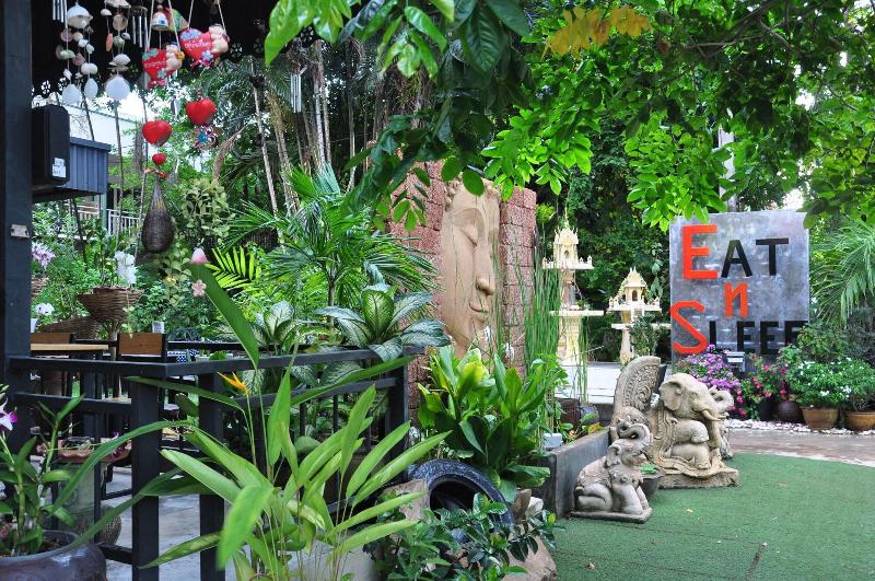 فندق صغير Eat N Sleep