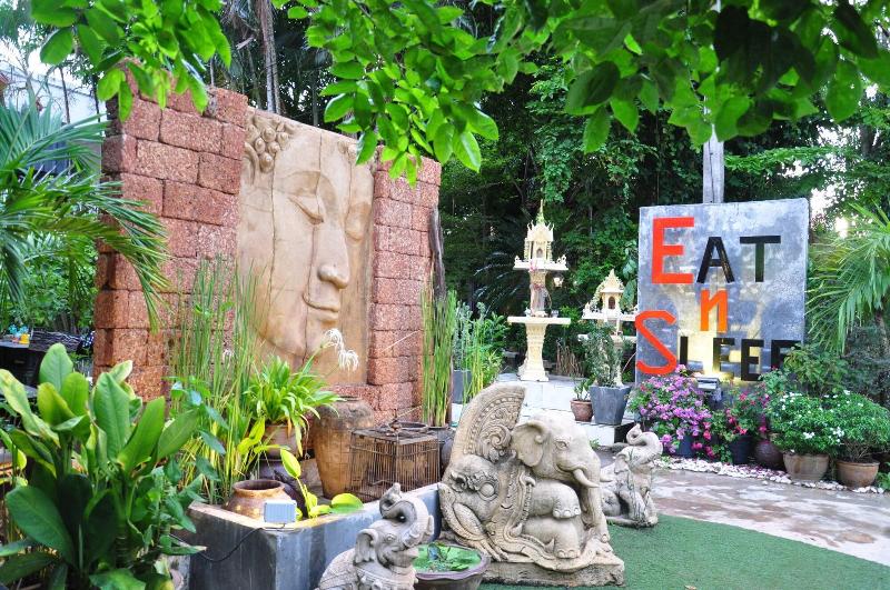 Общежитие Eat N Sleep