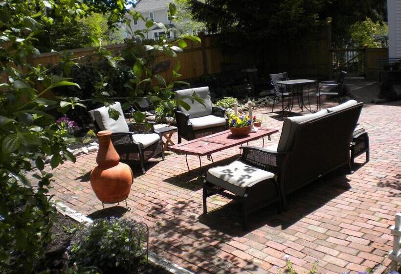 Benjamin F. Packard House Bed And Breakfast