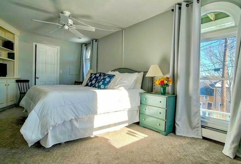 Captain Sawyer S Bed & Breakfast