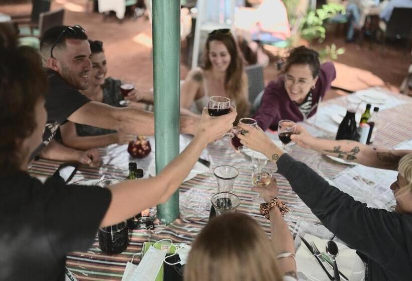 Los Amigos Nest Hostel