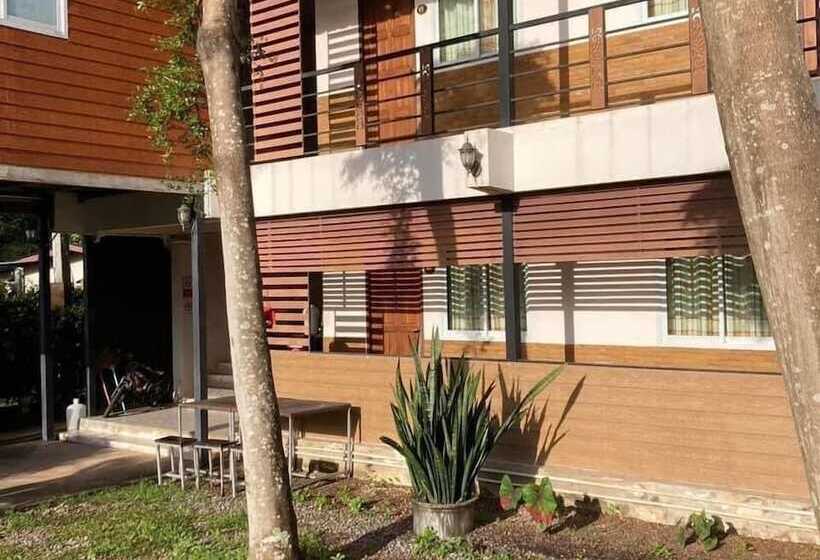 פנסיון Charlee House