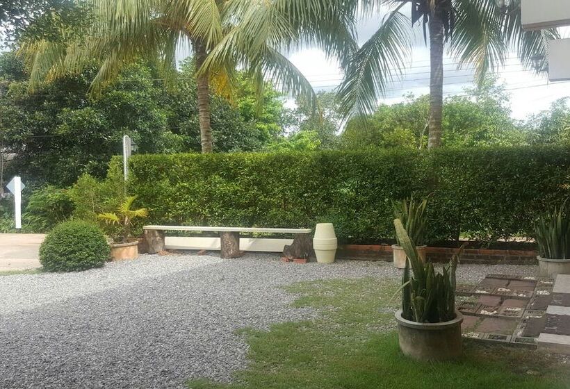 פנסיון Charlee House