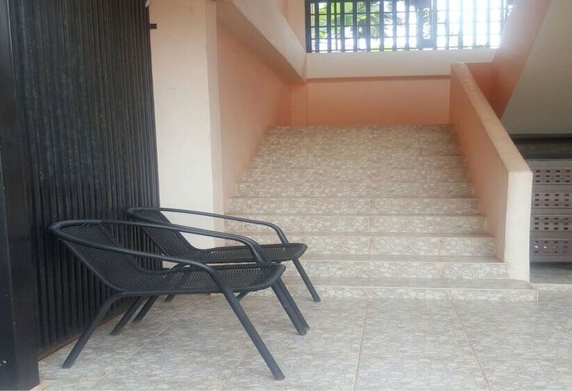 פנסיון Charlee House