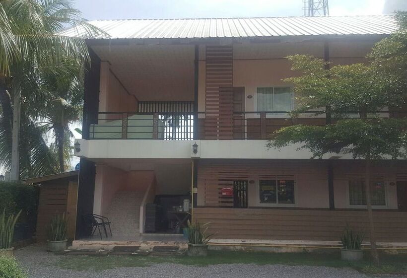 פנסיון Charlee House