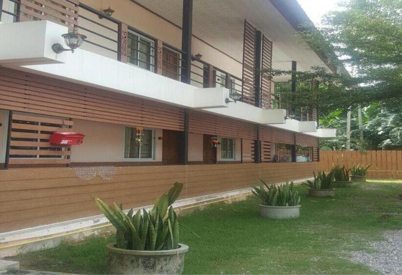 פנסיון Charlee House