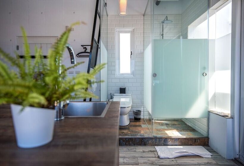 تختخواب و صبحانه Color Coral Boutique