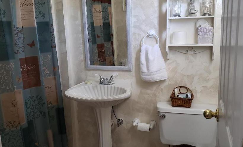 민박 Cottage By The Castle