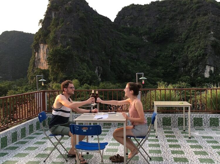 هتل Limestone View Homestay