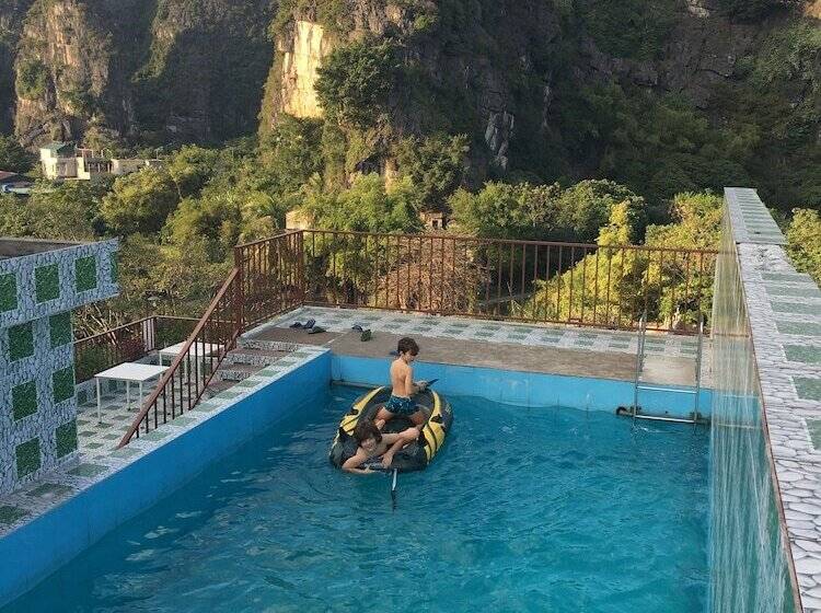 هتل Limestone View Homestay