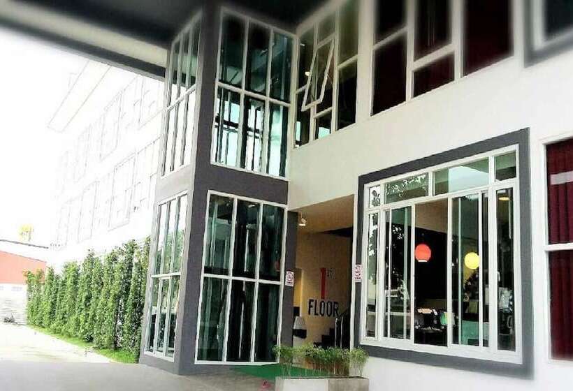 The Zell Budget Hotel Buriam