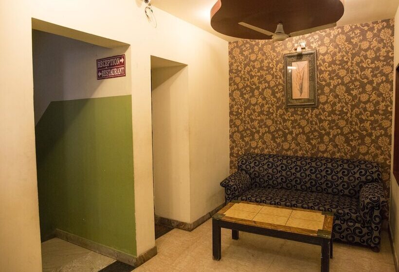 فندق Trimurti Heights