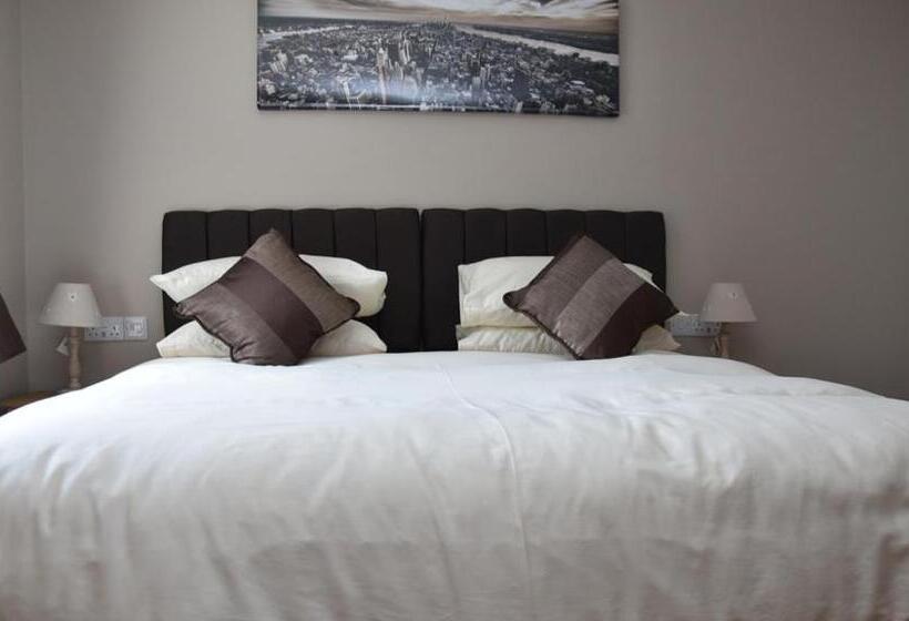 Хостел The Red Lion