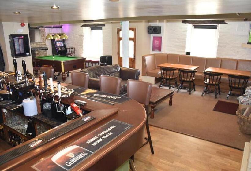 Хостел The Red Lion