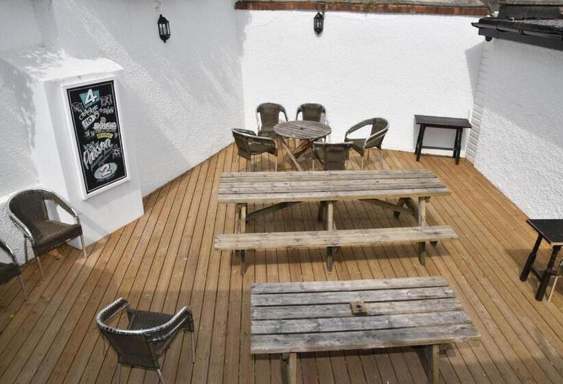 Хостел The Red Lion