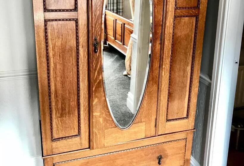 مسافرخانه The Red Lion