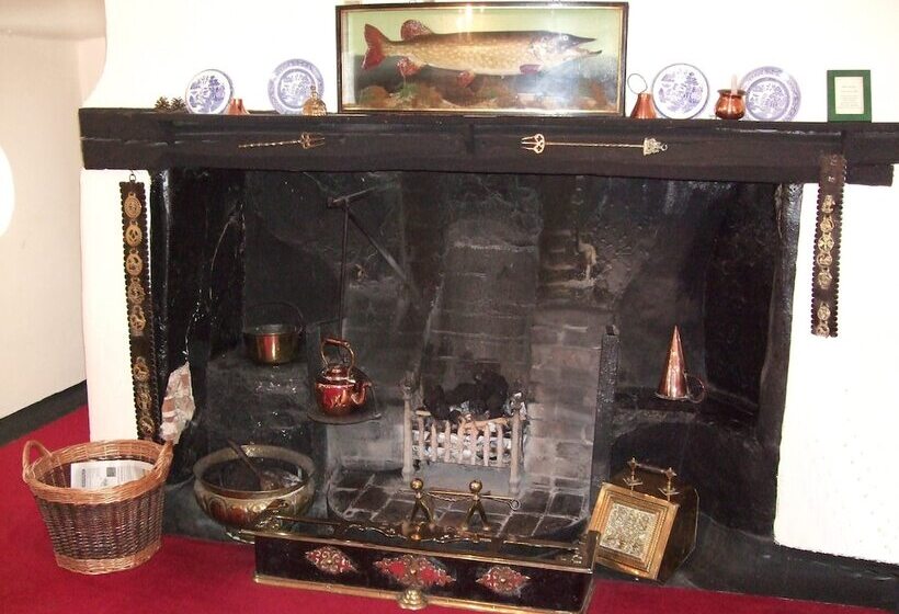 Pike & Eel Hotel And Marina