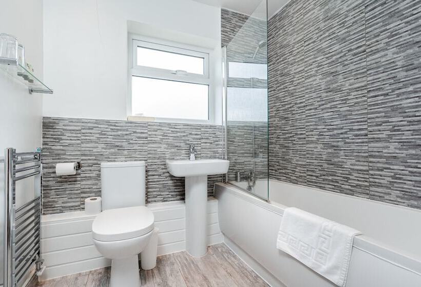 Pike & Eel Hotel And Marina