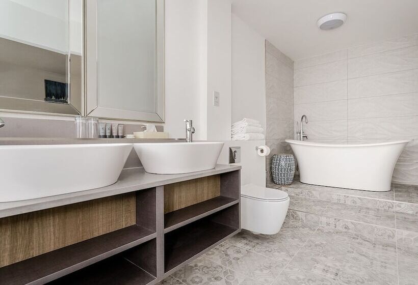 Pike & Eel Hotel And Marina